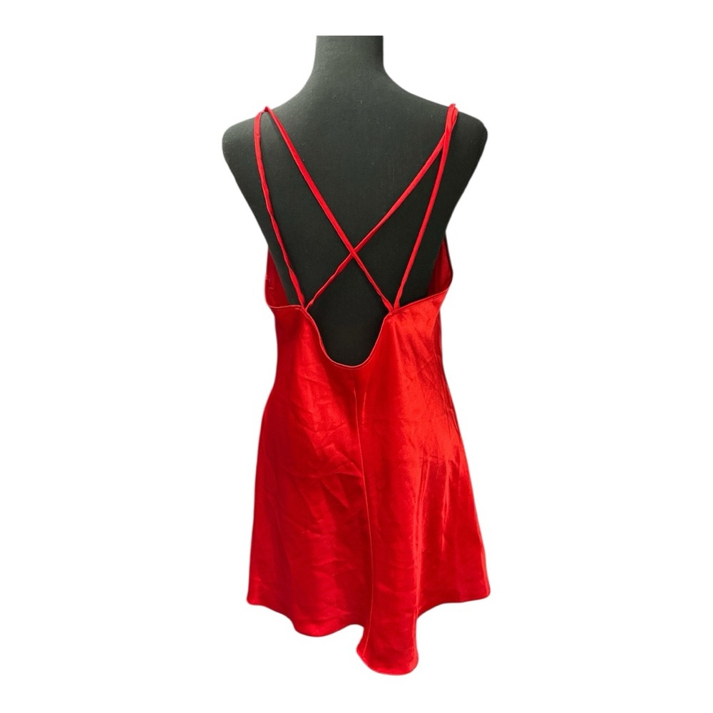 Elegant Red Satin Nightgown - Picture 4 of 5